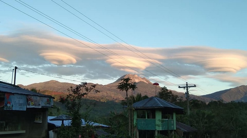 Podivná formácia oblakov pozorovaná na hore Apo