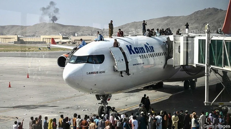 Letisko kábul, víťazstvo šarie Talibanu,  Rozhodnutie stiahnuť sily 